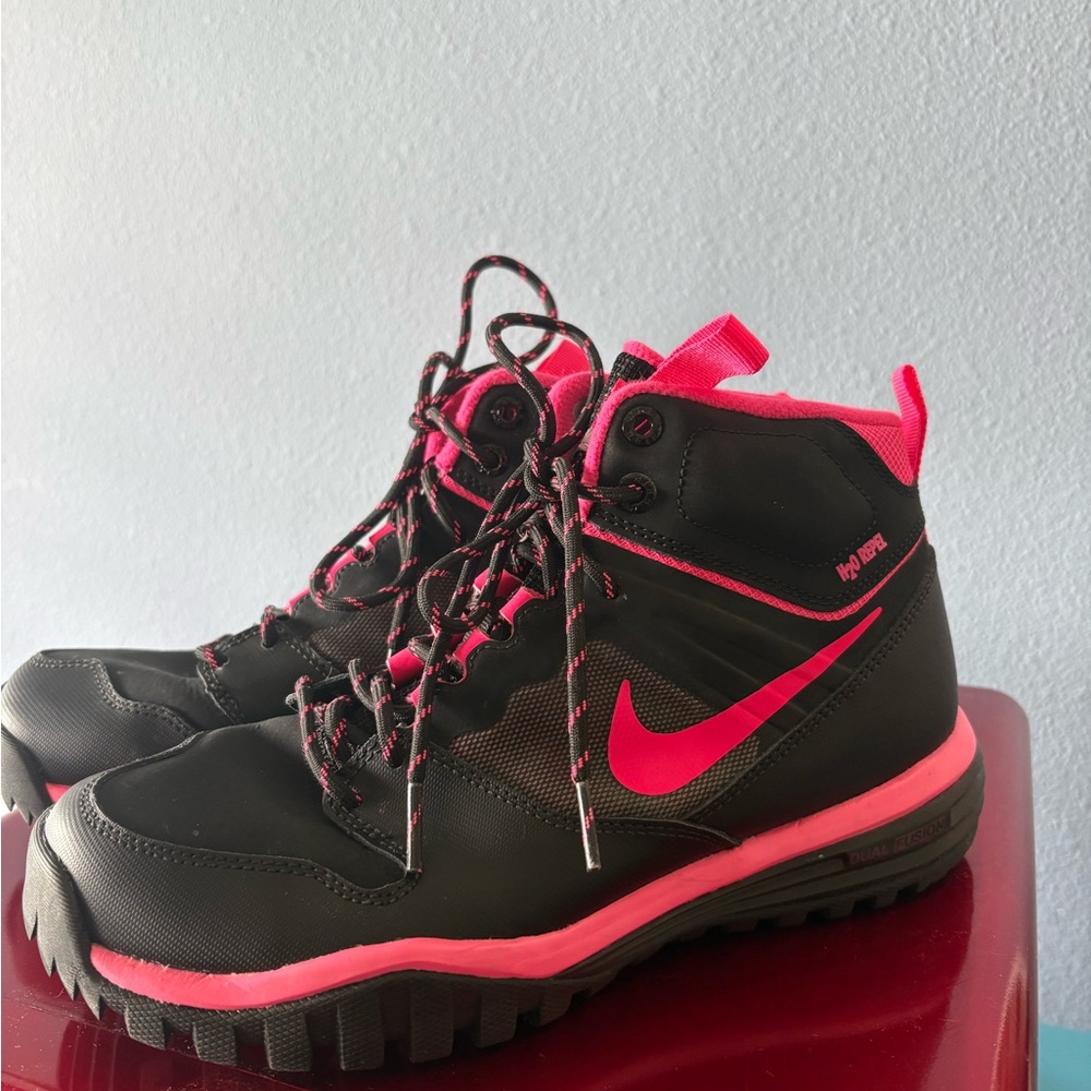 Nike Black and Pink Athletic Shoes with Modern Silhouette